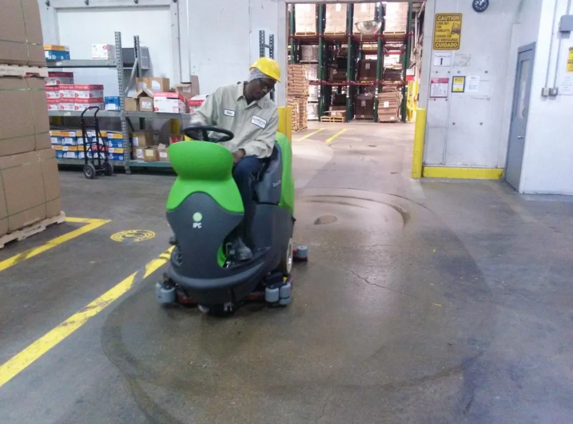 IPC Eagle CT160 Automatic Rider Floor Scrubber w/ Brushes (32" Scrub Deck) - 39 Gallons